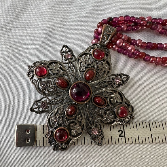 Triple strand pink fuchsia bead and pendant necklace - Picture 6 of 7